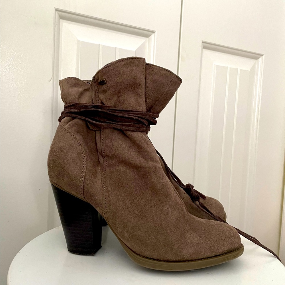 Super cute lace up high-heeled boots!